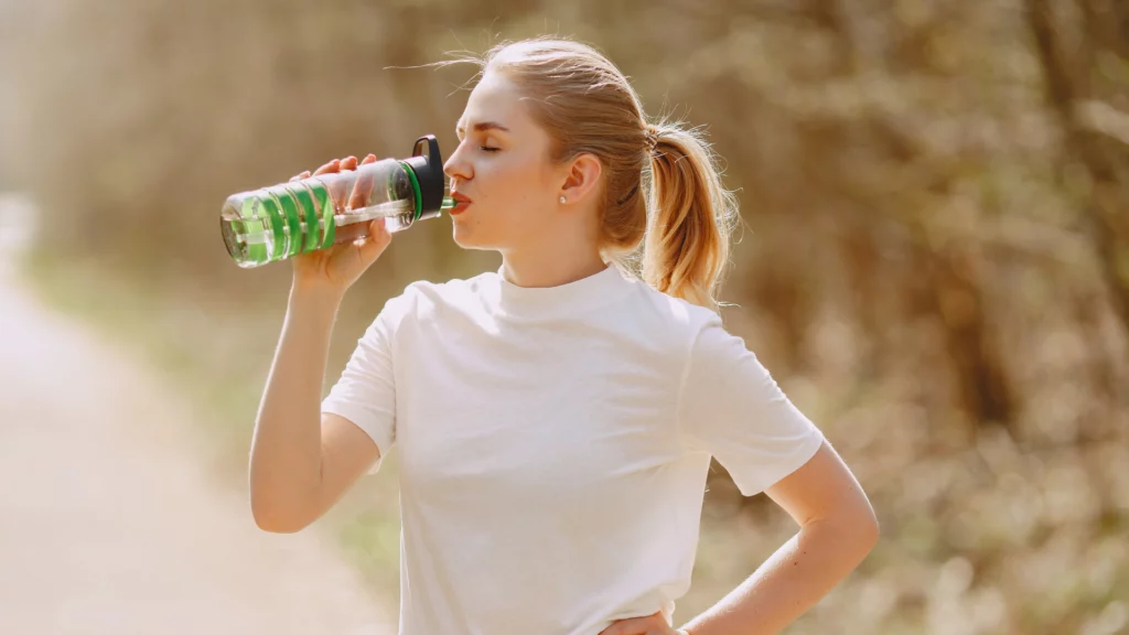 hydratation d'une femme buvant de l'eau paul voillemin bordeaux coach sportif